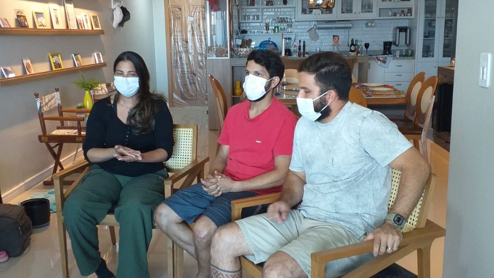 Irmãos Mariana, Antonio e Thiago Sena neste domingo (7) — Foto: Cleber Vasconcelos