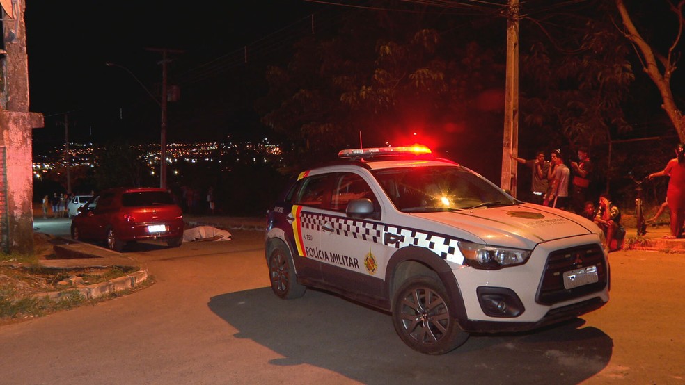 Veículo da PM em local de homicídio, no DF — Foto: TV Globo/Reprodução