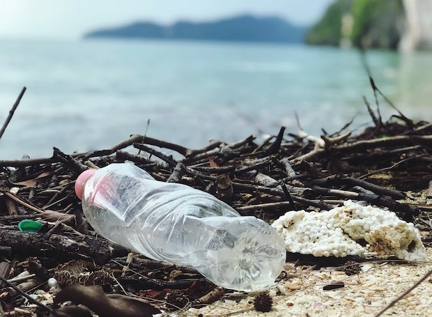 Cerca de 10 milhões de toneladas de plástico são despejadas nos oceanos anualmente (Foto: Pexels / Catherine Sheila / CreativeCommons)