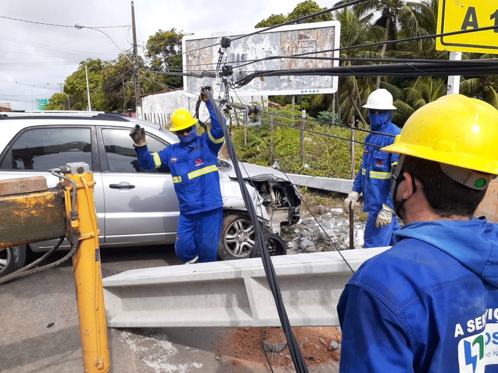Postes foram substituídos na manhã desta segunda (23).  — Foto: Kleber Teixeira/Inter TV Cabugi