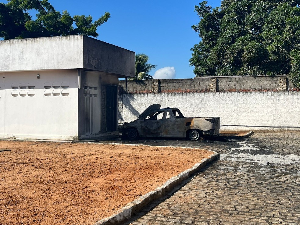 Prédio e carro da Caern, alvos de criminosos na madrugada desta quinta-feira (23) em Natal — Foto: Vinícius Marinho/Inter TV Cabugi