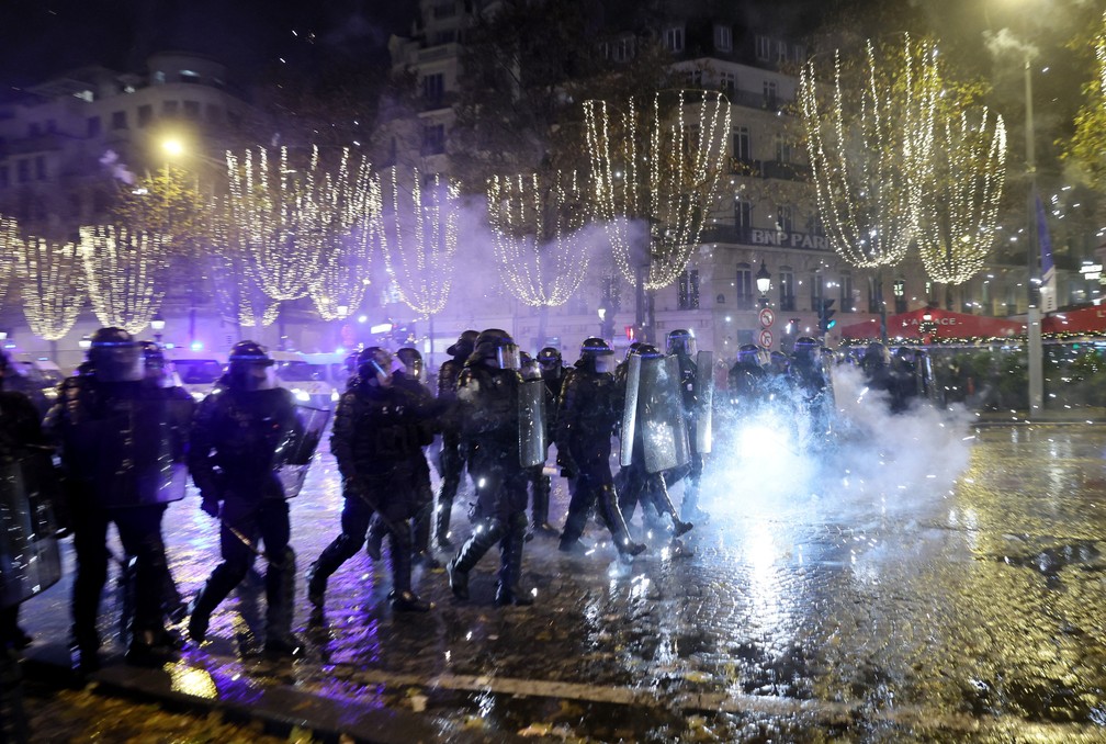 Torcedores entram em confronto com a polícia na Champs-Elysées, em Paris, após a derrota da França na final da Copa do Mundo — Foto: REUTERS/Denis Balibouse