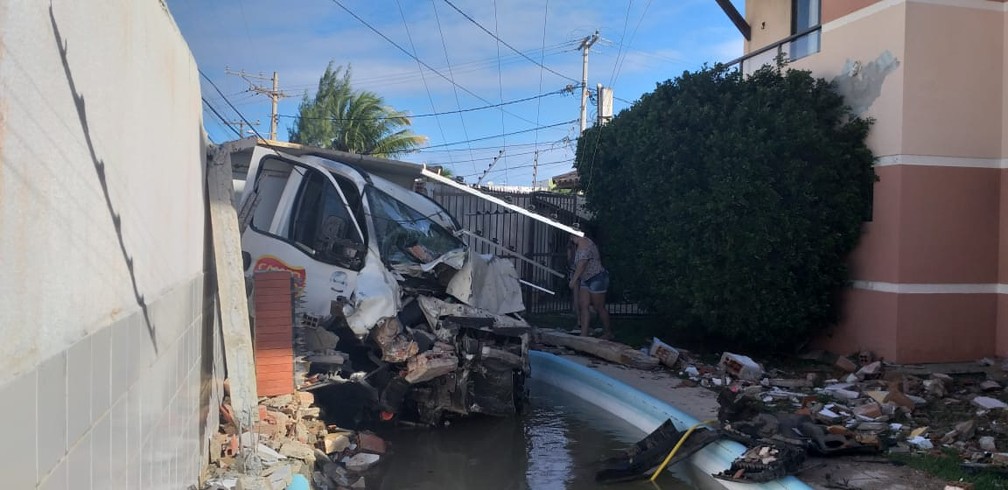 Parte da caçamba caiu dentro de piscina do condomínio, no bairro de Stella Maris, em Salvador — Foto: Transalvador/ Divulgação