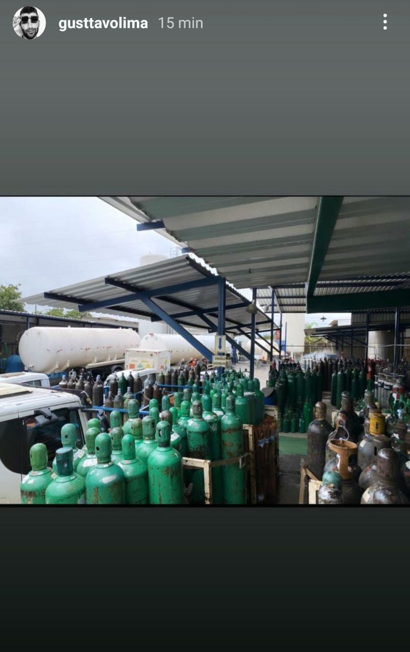 Gusttavo Lima mostra cilindros de oxigênio para enviar a Manaus (Foto: Reprodução/Instagram)