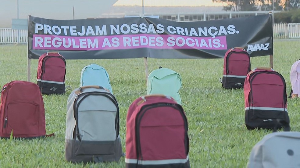 Mochilas lembram vítimas de casos de violência em escolas, em Brasília — Foto: TV Globo/Reprodução