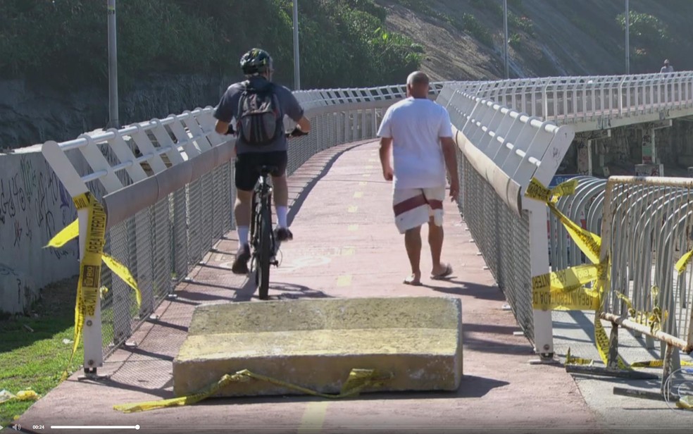 Mesmo interditada, pedestres e ciclistas continuam usando Ciclovia Tim Maia, interditada hÃ¡ dois anos, desde a  queda que matou duas pessoas (Foto: ReproduÃ§Ã£o / TV Globo (Arquivo))