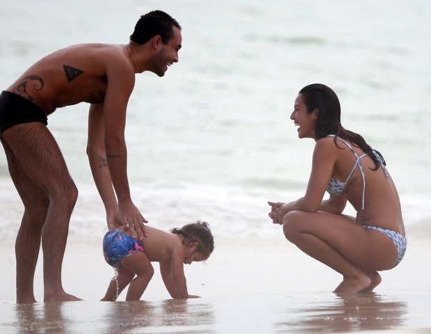 Yanna Lavigne curtindo Praia da Barra da Tijuca com Madalena (Foto: Dilson Silva/Agnews) Yanna Lavigne curtindo Praia da Barra da Tijuca com Madalena (Foto: Dilson Silva/Agnews)