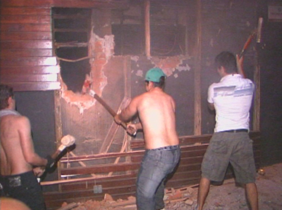 Populares quebram paredes da boate Kiss para ajudar no resgate — Foto: Reprodução/RBS TV