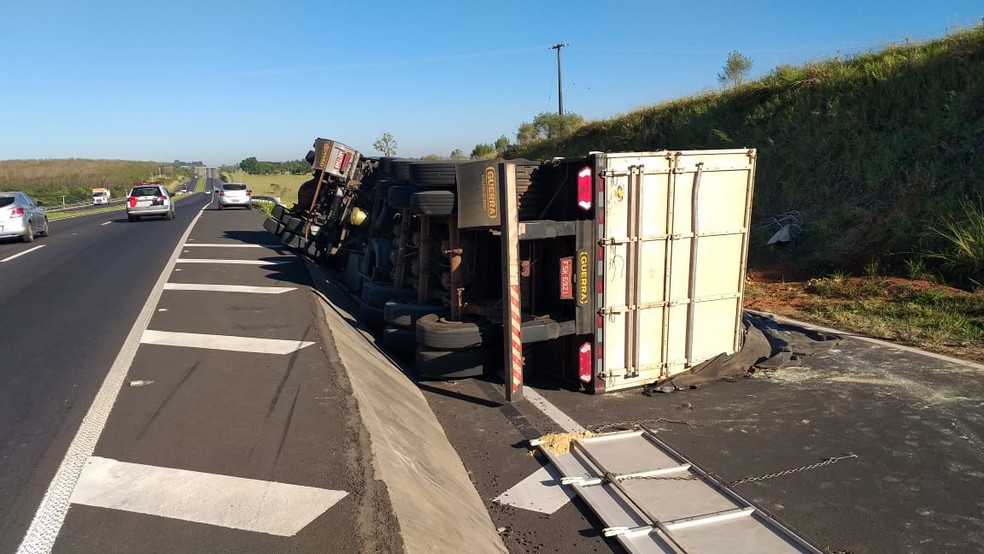 Caminhão tomba e interdita trânsito no trevo de Indiana — Foto: Tiago Rodrigues/TV Fronteira