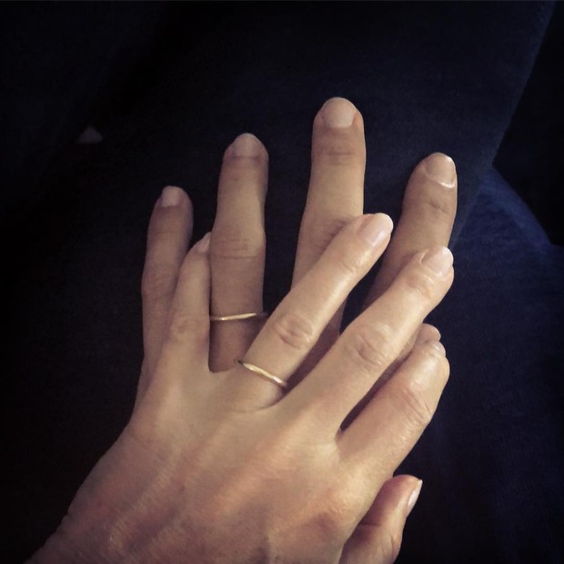 Gwyneth Paltrow e Brad Falchuk exibem as alianças de casamento (Foto: Reprodução/Instagram)