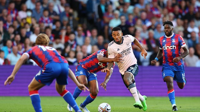 Arsenal goleia o Crystal Palace e dispara na liderança do Campeonato Inglês