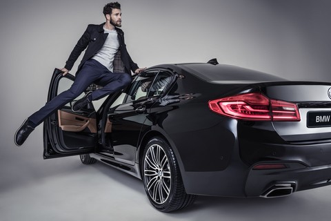 O novo BMW Série 5 é um veículo de impacto. Os elementos clássicos comprovam a esportividade e as linhas icônicas, inerentes da marca, transformando-o em um veículo distinto. (Felipe Guerra veste: trench coat e suéter Burberry, calça Ricardo Almeida)
