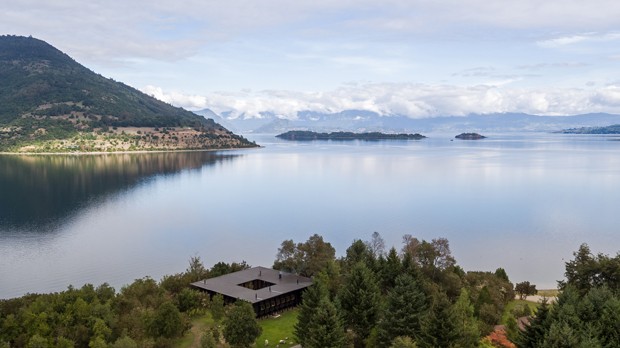 Casa de campo tem décor minimalista às margens de um lago no Chile  (Foto: Nicolás Saieh)