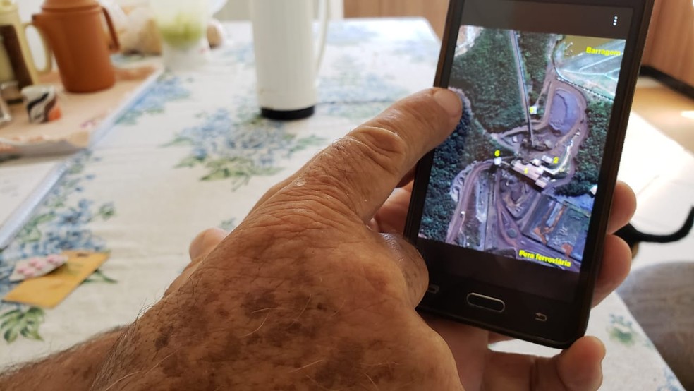 Luiz mostra até onde precisou correr antes de ser resgatado por colega — Foto: Raquel Freitas/G1 