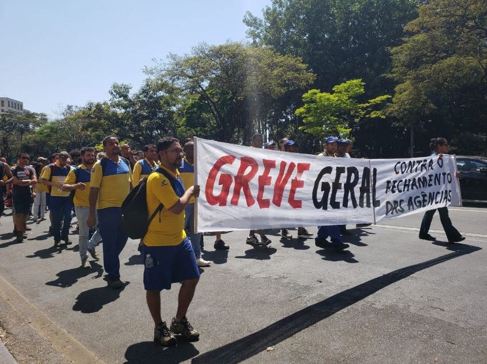 Funcionários dos Correios fazem greve em BH por tempo ...