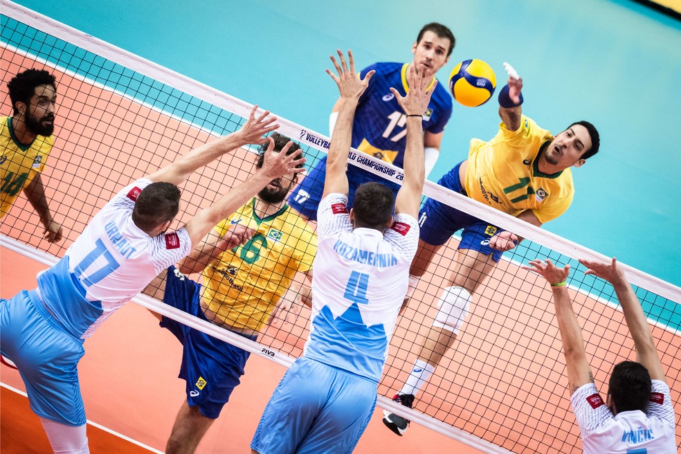 Rodriguinho substituiu Lucarelli, que sentiu dores na panturrilha esquerda — Foto: FIVB