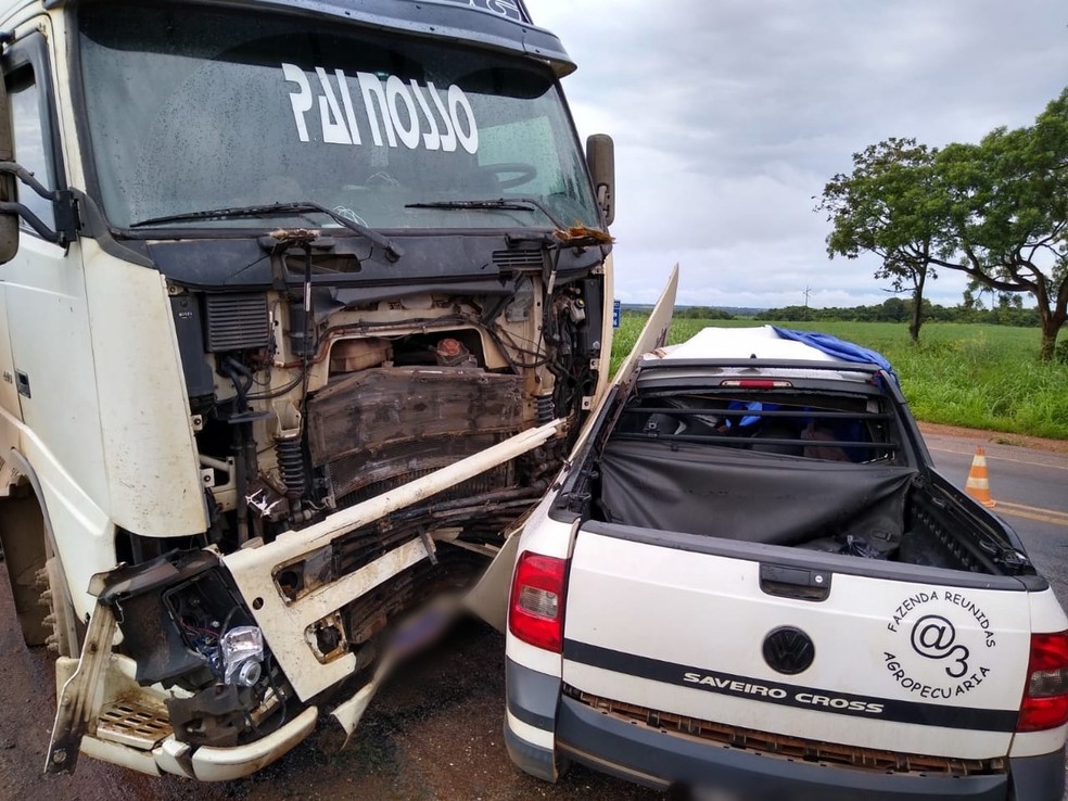 Veículos colidiram na BR-153, sul do Tocantins — Foto: Divulgação/Corpo de Bombeiros
