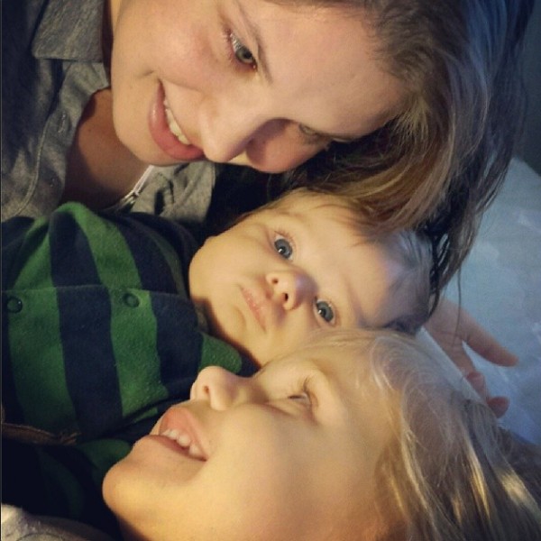Carolinie e os filhos Bruna e Theo no dias das mães (Foto: Reprodução/Instagram)