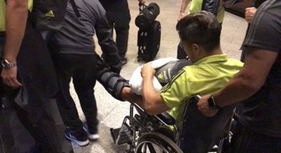 Diego chega a hotel com bota ortopÃ©dica â€” Foto: CahÃª Mota