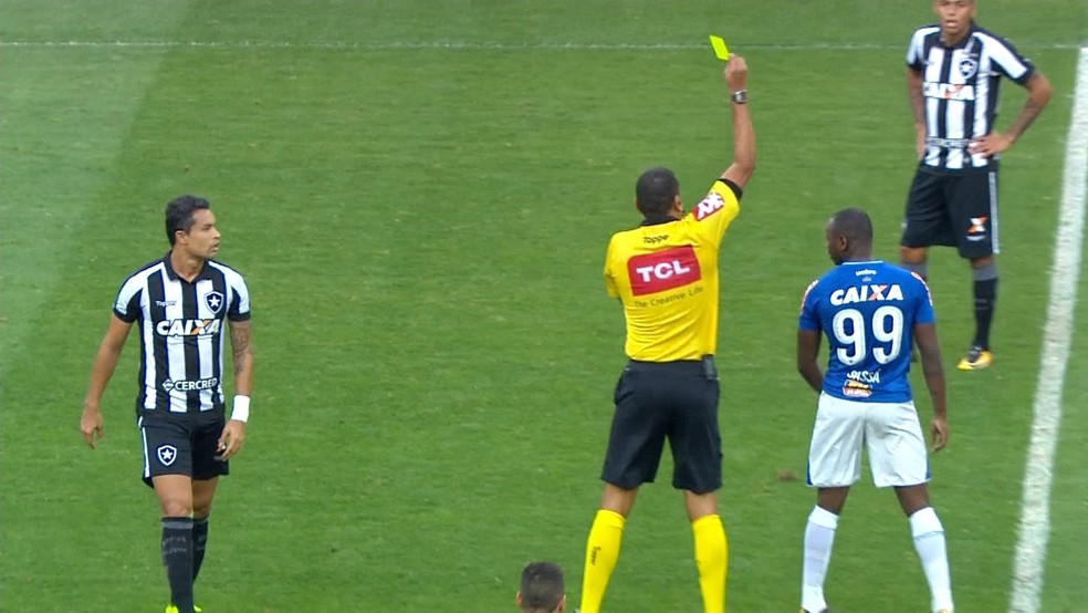 Árbitro amarela Sassá por discussão com Dudu Cearense  (Foto: Reprodução/ Premiere)