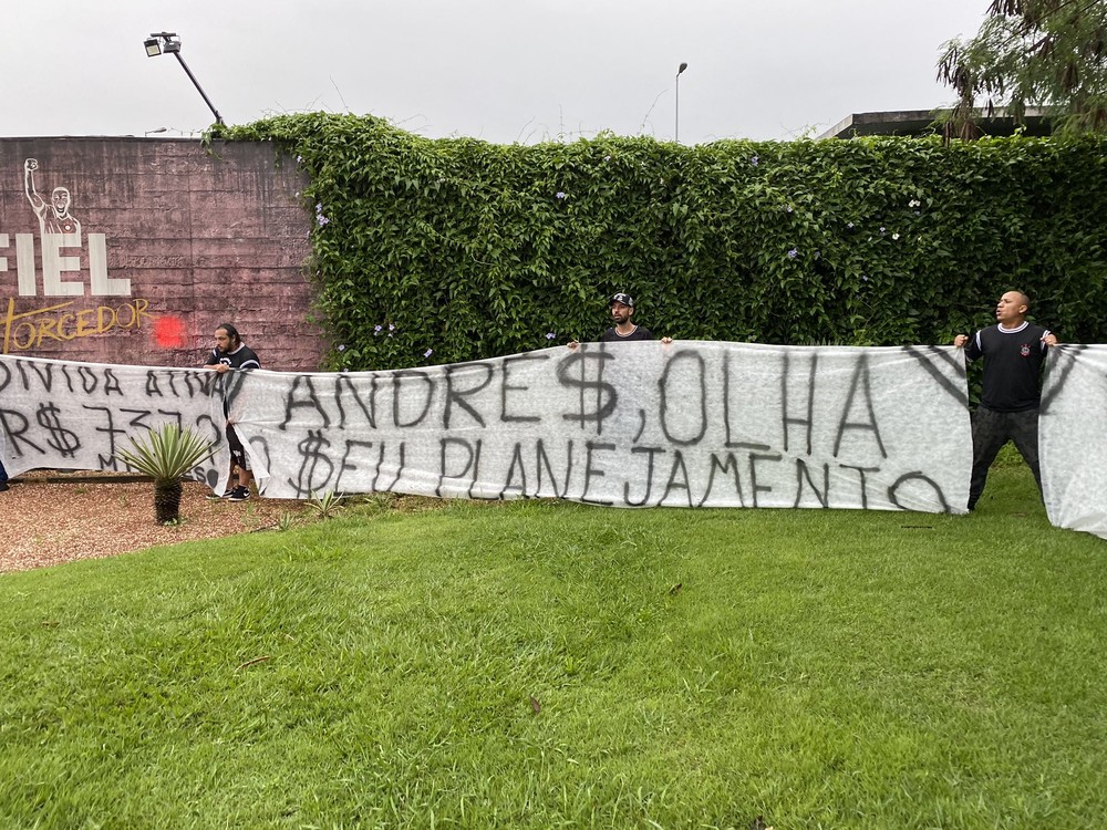 Gaviões realiza protesto no CT antes de duelo contra o Santo André; veja quem foi alvo