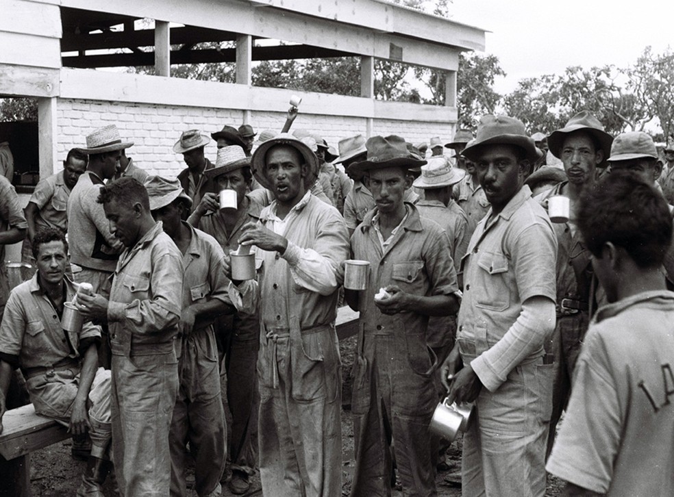 Operários tomam café da manhã, durante construção de Brasília — Foto: Arquivo Público do DF/Divulgação