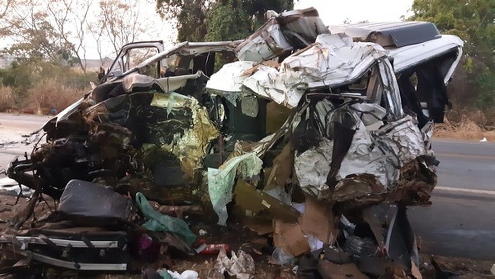 Van que se envolveu no acidente em Patos de Minas (MG) na madrugada deste domingo (20)  — Foto: Polícia Rodoviária Federal/Divulgação