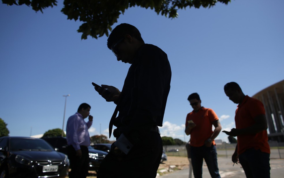 Motoristas de transporte por aplicativo reunidos próximo ao Estádio Nacional Mané Garrincha, em Brasília — Foto: Eraldo Peres/AP