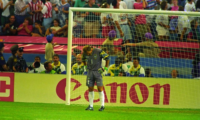 Taffarel cabisbaixo após tomar gol da Suécia, na partida que terminou empatada