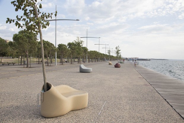 Projeto coleta embalagens de plástico para criar mobiliários urbanos (Foto: Reprodução )