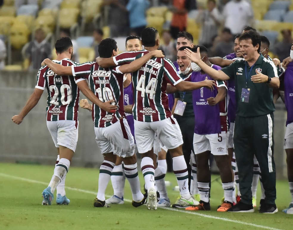 Jogadores do Fluminense comemoram o gol de Ganso contra o Junior Barranquilla com o técnico Fernando Diniz - Copa Sul-Americana, Maracanã — Foto: André Durão