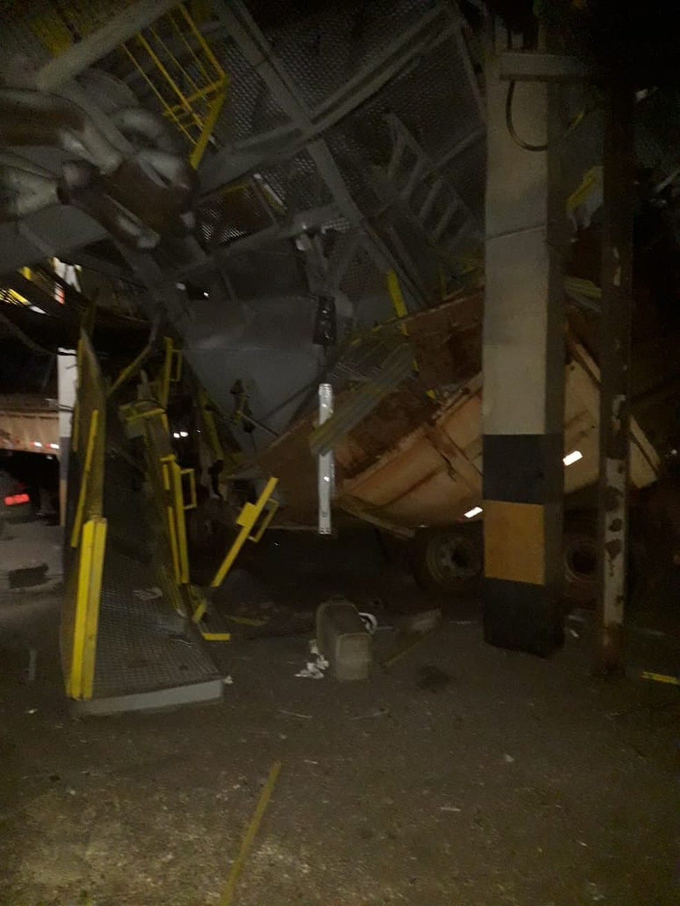 Estrutura caiu sobre o caminhão e os funcionários — Foto: Divulgação