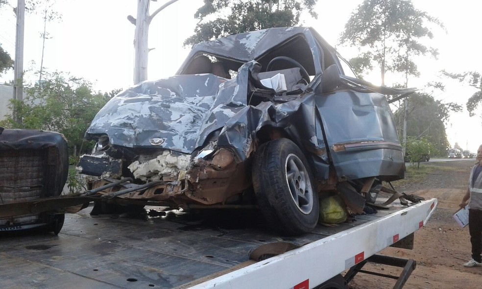 O motorista, que teve ferimentos leves, deixou o hospital por volta do meio-dia e foi preso em flagrante, segundo a polícia. (Foto: Polícia Rodoviária Estadual/Divulgação)