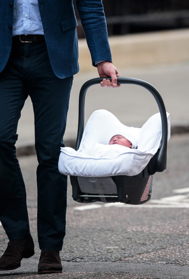 LONDON, ENGLAND - APRIL 23:  Prince William, Duke of Cambridge and Catherine, Duchess of Cambridge, leave the Lindo Wing of St Mary's Hospital with their newborn baby boy on April 23, 2018 in London, England. The Duke and Duchess of Cambridge's third chil (Foto: Getty Images)