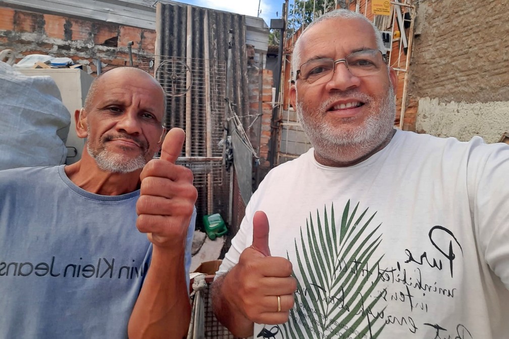O catador Fernando e o pastor Sergio: "Situação de herói" — Foto: Arquivo Pessoal / Sérgio Luiz Silva