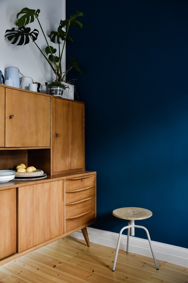 Décor do dia: azul petróleo e madeira no cantinho da cozinha  (Foto: Craftifair/Reprodução)