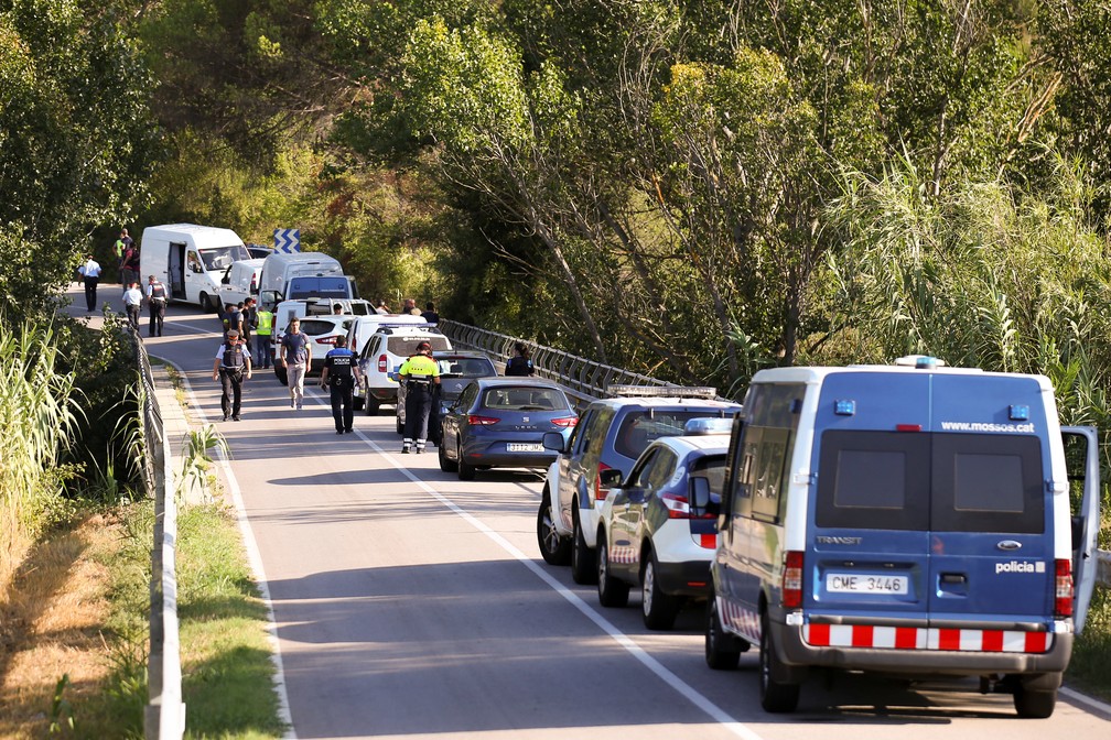 Viaturas policiais são vistas em localidade próxima de Barcelona, onde Younes Abouyaaqoub foi baleado durante operação (Foto: REUTERS/Albert Gea)