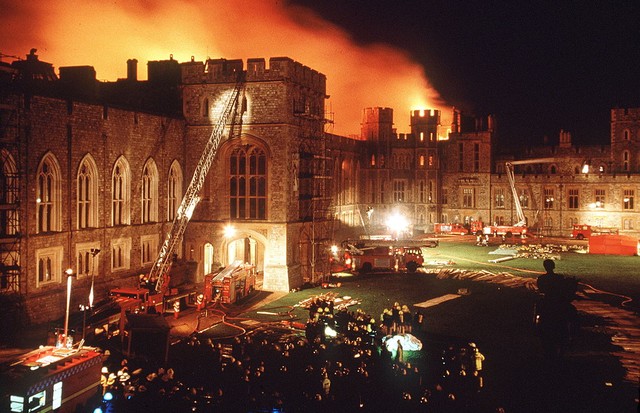 WINDSOR, UNITED KINGDOM - NOVEMBER 20:  Another Disaster In The Queen's "annus Horribilis" When A  Fire Broke Out At Windsor Castle - A Tragedy Damaging More Than 100 Rooms.  (Photo by Tim Graham Photo Library via Getty Images) (Foto: Tim Graham Photo Library via Get)