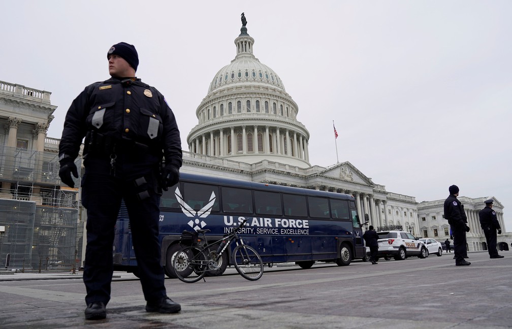 Ônibus da Força Aérea dos EUA que levaria comitiva da Câmara já estava a postos — Foto: Joshua Roberts/Reuters