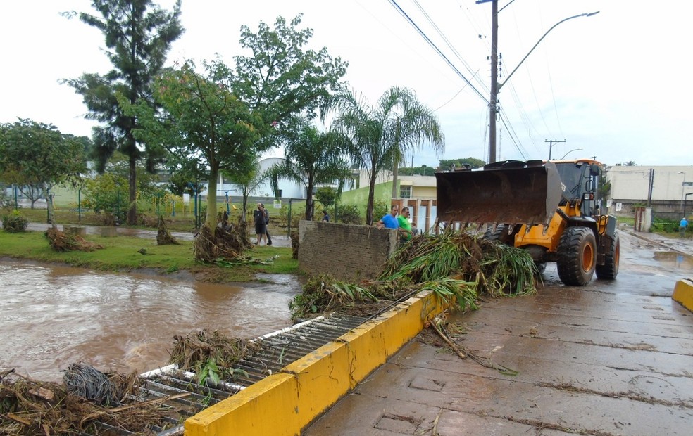 Equipes de zeladoria atuam para amenizar estragos provocados pela chuva em Pardinho (SP) — Foto: Divulgação
