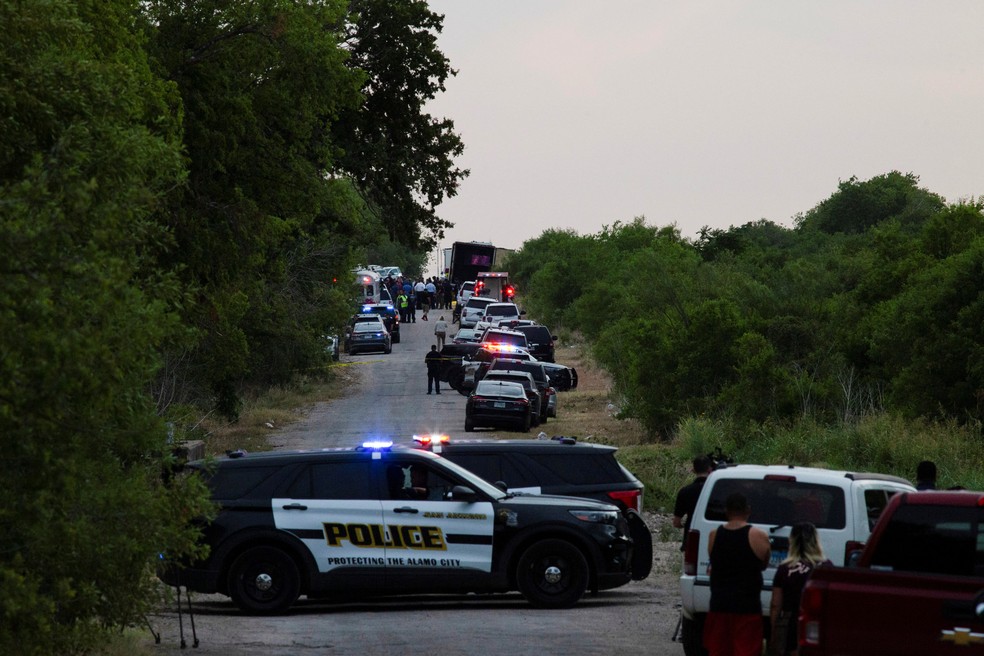 Viaturas de polícia perto do caminhão onde foram encontrados mais de 40 corpos nos EUA, em 27 de junho de 2022 — Foto: Kaylee Greenlee Beal/Reuters