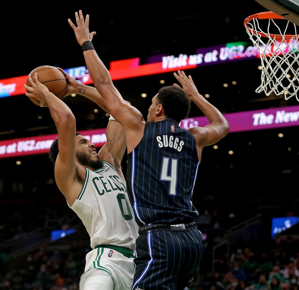 Jayson Tatum se enfrenta a Jalen Suggs - Foto: Matt Stone / MediaNews Group / Boston Herald