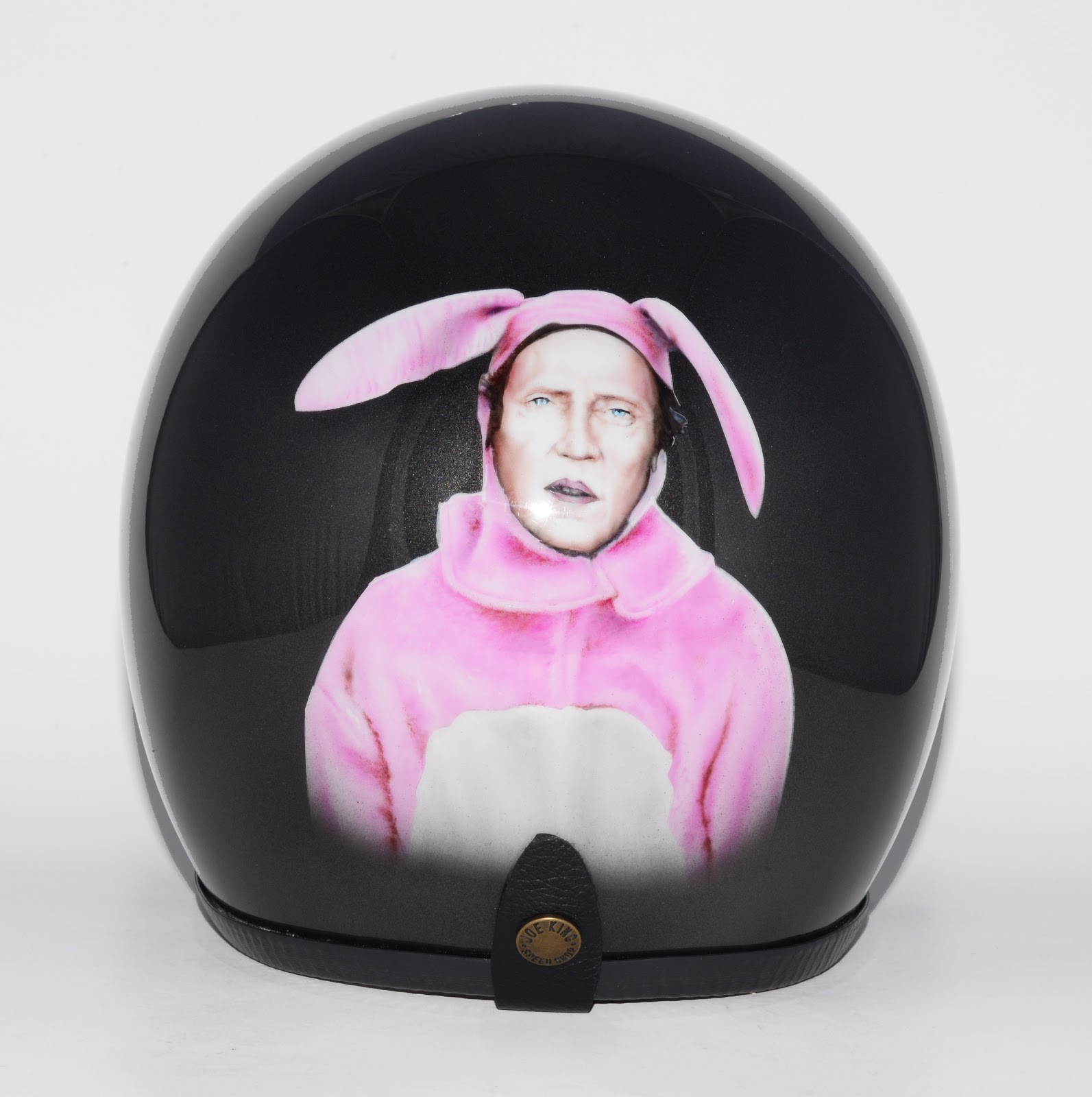 O capacete feito por Paulo para Norman Reedus, com um Christopher Walken vestido de coelho da Páscoa (Foto: Divulgação)