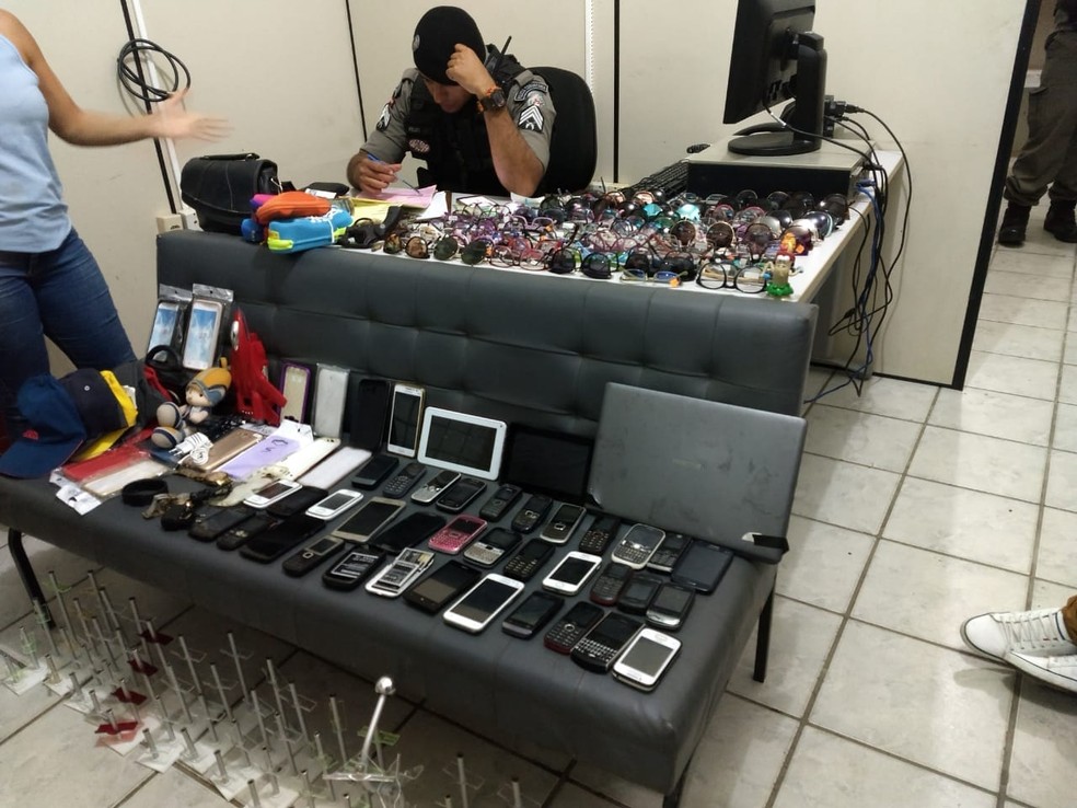 Pelo menos 38 celulares e quase 100 Ã³culos foram apreendidos em SertÃ£ozinho, na ParaÃ­ba (Foto: PMPB/DivulgaÃ§Ã£o)