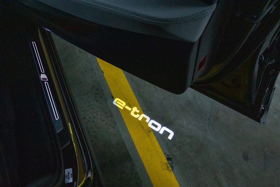 Iluminação na porta do Audi E-Tron — Foto: Fábio Tito/G1
