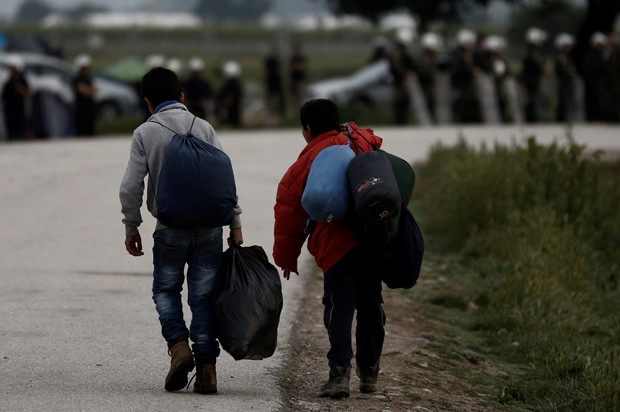 Polícia da Grécia iniciou nesta terça-feira (24) retirada de imigrantes de Idomeni (Foto: Yannis Kolesidis/Reuters)
