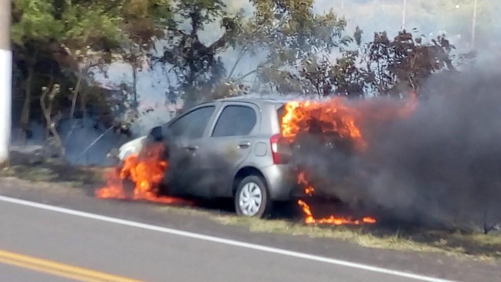 Incêndio destruiu carro no Balneário Laranja Doce, em Martinópolis — Foto: Compdec