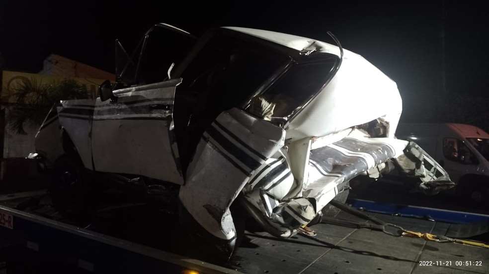 Carro envolvido em acidente de Maracaí ficou destruído — Foto: The Brothers