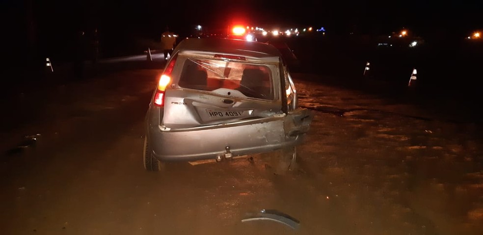 Veículo estava parado no acostamento quando foi atingido. — Foto: Divulgação/Polícia Rodoviária Federal