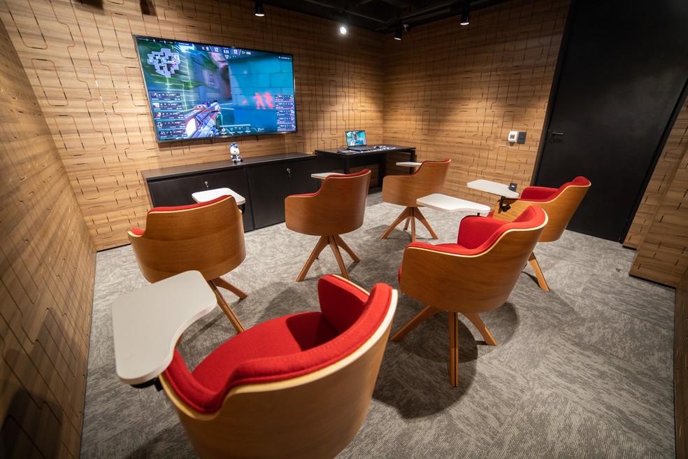 As salas de treinamento possuem telas para revisão de vídeos junto aos atletas — Foto: Team Liquid / Divulgação